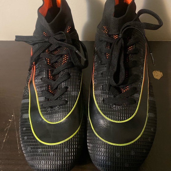 Men's Waterproof Soccer Cleats. - Picture 3 of 6